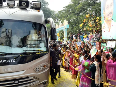 YS Jagan Convoy Entry AT Bhimavaram Roads Fans Grand Welcome Photos - Sakshi