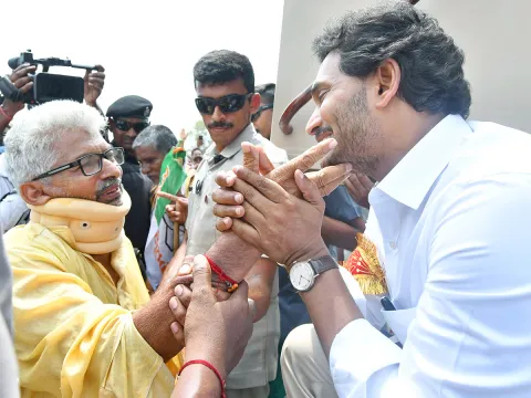 Huge Crowd Attends CM YS Jagan Memanta Siddham Bus Yatra At Guntur - Sakshi