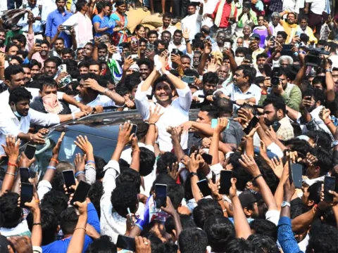 Massive Crowd At YS Jagan Guntur Visit Mirchi Yard Farmers Protest, Highlights Photos Gallery