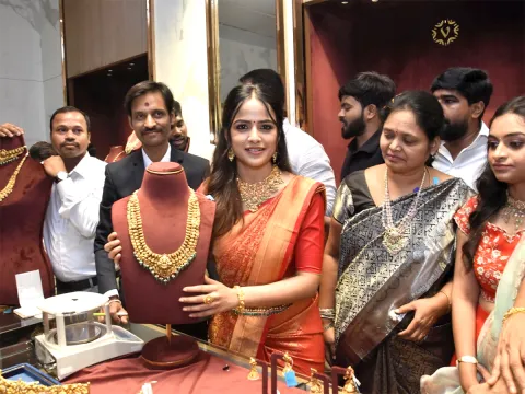 Actress Vaishnavi Chaitanya Launch Gold and Diamonds Store at Kothapet