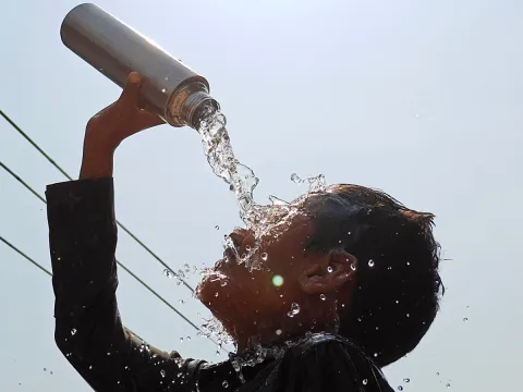 Rise in day temperatures in telugu state photos2
