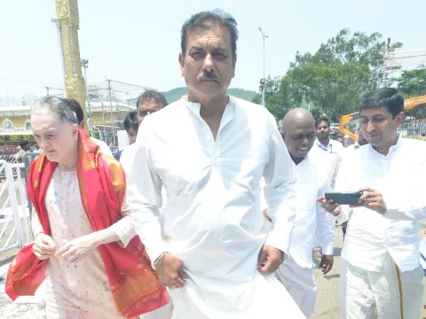 Ex Cricketer Ravi Shastri Visit Tirupati Temple Photos