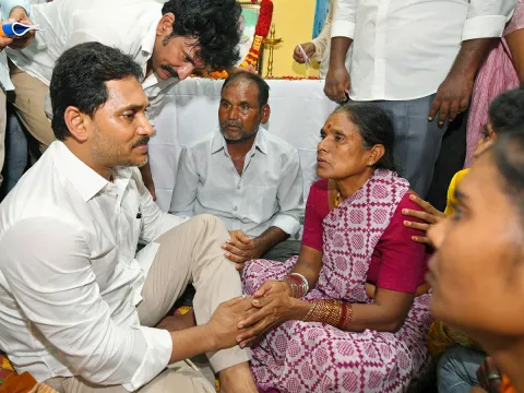 YS Jagan Consoles Kuruba Lingamaiah Family In Rapthadu Photos