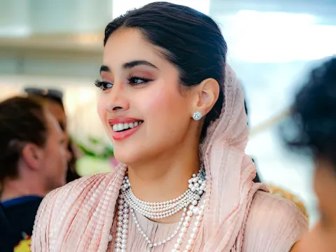 Janhvi Kapoor Pays A Regal Tribute To Sridevi At Cannes 2025 Photos1