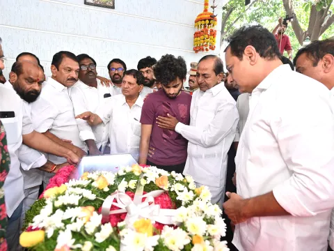KCR Emotional On Seeing MLA Maganti Gopinath Photos9