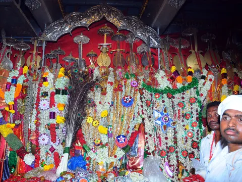 Moharam : Gugudu kullayi Swamy Pirla Panduga Photos