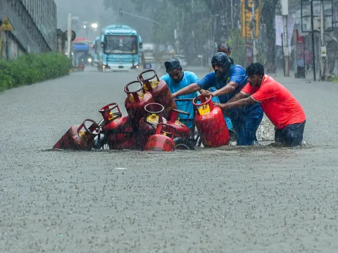 Heavy Rainfall in Mumbai Today Photos10