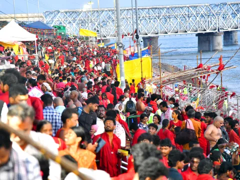 Bhavani Mala Devotees Heavy Crowd In Vijayawada Photos 1