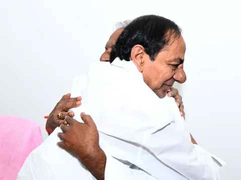 Jeevan Reddy meets KCR at his Erravelli residence