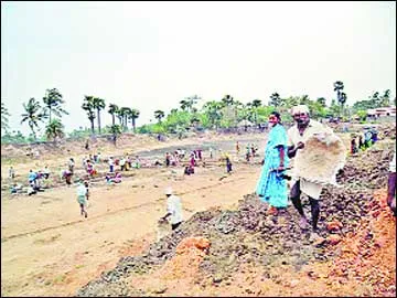 జిల్లాలో అపహాస్యం పాలవుతున్న ఉపాధి హామీ పథకం - Sakshi