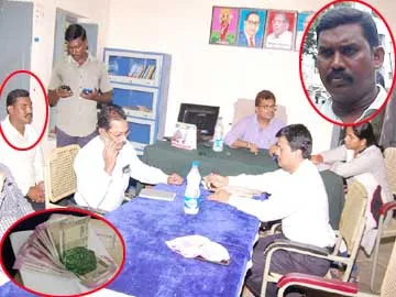 వైరా తహసీల్దార్ కార్యాలయంలో విచారణ చేస్తున్న ఏసీబీ అధికారులు, వృత్తంలో వీఆర్వో - Sakshi