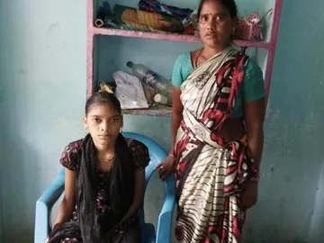 బ్లడ్ క్యాన్సర్తో బాధపడుతున్న బంటు సాయి, పక్కన తల్లి మంగమ్మ - Sakshi