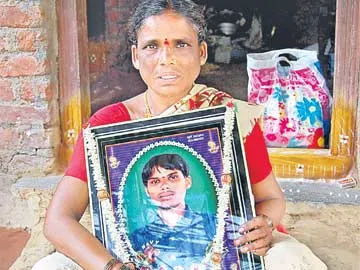 కొలువుజేయనీకి కొడుకు లేడాయె.. - Sakshi