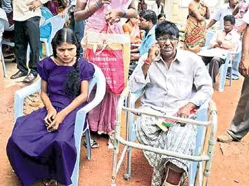 ఎన్నిసార్లు తిరగాలి : వికలాంగుల ఆవేదన - Sakshi