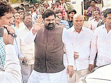 నల్లకుంట పోలీస్స్టేషన్ ముందు అంజన్కుమార్ అనుచరుల హంగామా