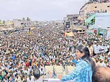 నాడు గ్లోబల్స్ ..నేడు రామోజీ - Sakshi