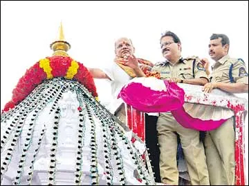 ప్రారంభమైన లాల్దర్వాజా ఉత్సవాలు