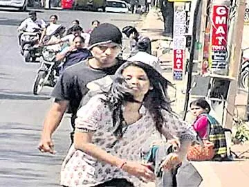 రెచ్చిపోయిన మృగాళ్లు... - Sakshi