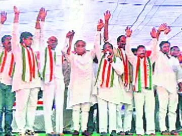 కేసీఆర్పై ఫైర్ - Sakshi