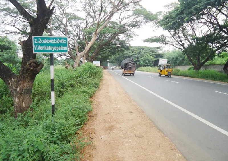 farmers against given lands for cunstruction collectarate