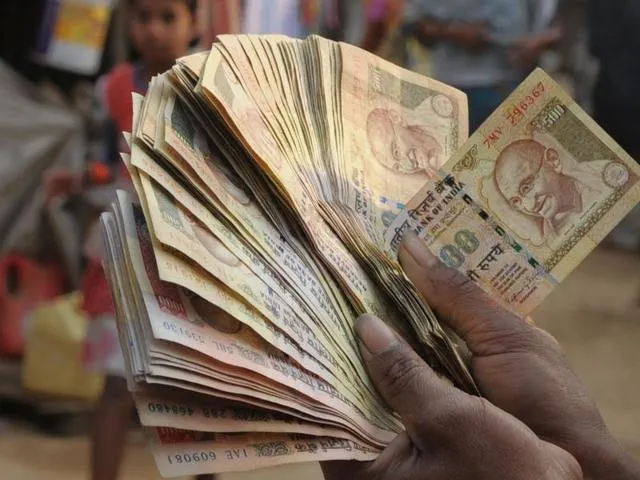 target Rs 3 lakh crore unexplained cash deposits during note ban - Sakshi