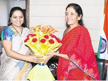 బుధవారం ఢిల్లీలో నిర్మలా సీతారామన్కి పుష్పగుచ్ఛం అందిస్తున్న ఎంపీ కవిత - Sakshi