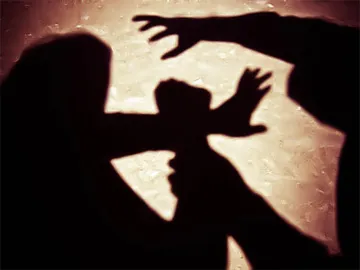 మేకప్ చేయాలని బ్యూటీషియన్ను పిలిచి... - Sakshi