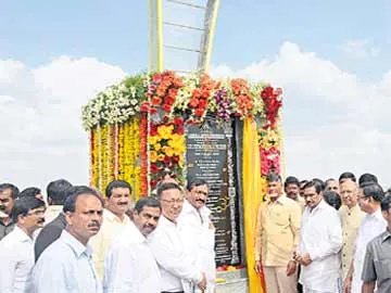 గవర్నర్ స్వతంత్రంగా వ్యవహరించలేకపోతున్నారు - Sakshi