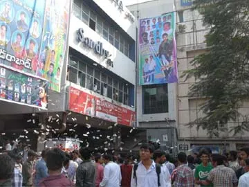 ఇకపై థియేటర్లలో ఐదు షోలు - Sakshi