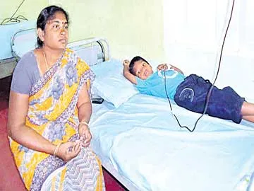 రక్తనిధి ఖాళీ.. - Sakshi