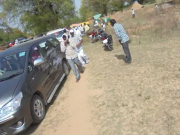 టీఆర్ఎస్ నాయకులపై తేనెటీగల దాడి
