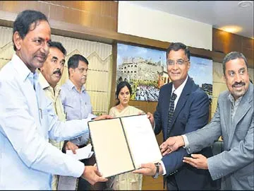 బుధవారం సచివాలయంలో రెండో దశ టీఎస్ ఐపాస్ అనుమతి పత్రాలను ఫార్చ్యూన్ ఫోమ్ ప్రైవేట్ లిమిటెడ్ ఎండీ సుశం శర్మకు అందజేస్తున్న సీఎం కేసీఆర్ - Sakshi
