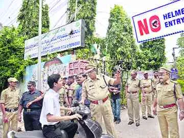 హెల్మెట్పై ఆర్టీఏ వినూత్న ప్రచారం