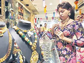 పండుగ సీజన్లో పసిడి వెలవెల..