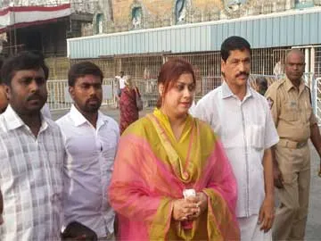 శ్రీవారిని దర్శించుకున్ననటి రక్షిత