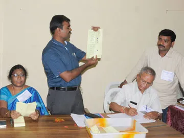 మేయర్కు చెక్..! - Sakshi
