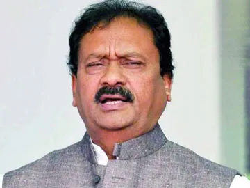ఫిరాయింపుల్లో రికార్డు కేసీఆర్దే: షబ్బీర్ - Sakshi