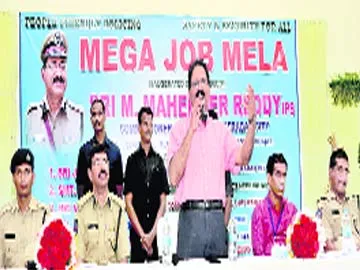 జాబ్‌మేళాలో ప్రసంగిస్తున్న కమిషనర్‌ మహేందర్‌ రెడ్డి