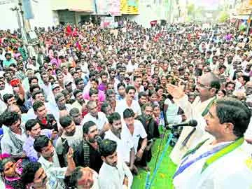 కేసులెన్ని పెట్టినా పోరుబాటే! - Sakshi