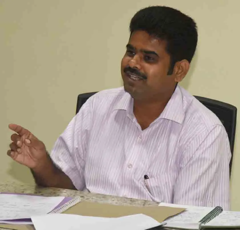 మాట్లాడుతున్న కలెక్టర్ లోకేష్కుమార్