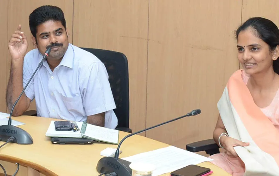 మాట్లాడుతున్న కలెక్టర్ లోకేష్కుమార్