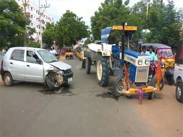 కారు, ట్రాక్టర్ ఢీ - Sakshi