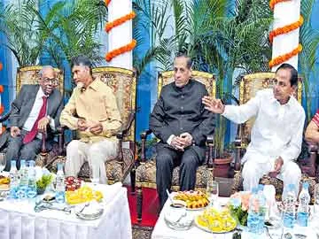 ఆత్మీయంగా గవర్నర్ తేనీటి విందు - Sakshi