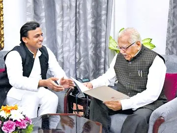 గవర్నర్కు రాజీనామా పత్రాన్ని సమర్పిస్తున్న అఖిలేశ్ - Sakshi