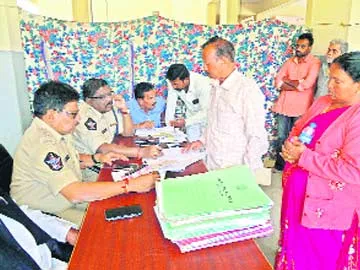 గ్రీవెన్స్సెల్కు వచ్చిన వివాహిత ఆత్మహత్యాయత్నం