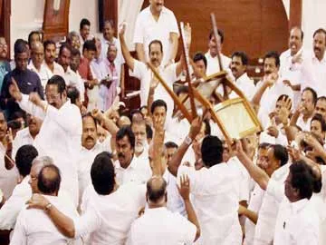 తమిళసభలో తన్నులాట