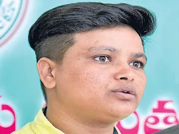 బస్ డ్రైవర్గా అవకాశం ఇవ్వండి - Sakshi