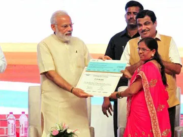 రూ.1,590కు కోటి గెల్చుకున్న లక్కీ గాళ్ - Sakshi