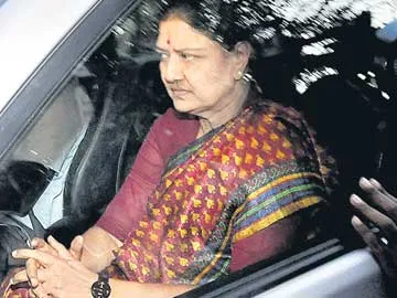 లొంగిపోయిన చిన్నమ్మ