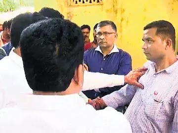 ఐపీఎస్‌ అధికారి గన్‌మన్‌పై దాడి చేస్తున్న ఎమ్మెల్యే బొండా ఉమా, ఎమ్మెల్సీ బుద్దా వెంకన్న(ఫైల్‌) - Sakshi